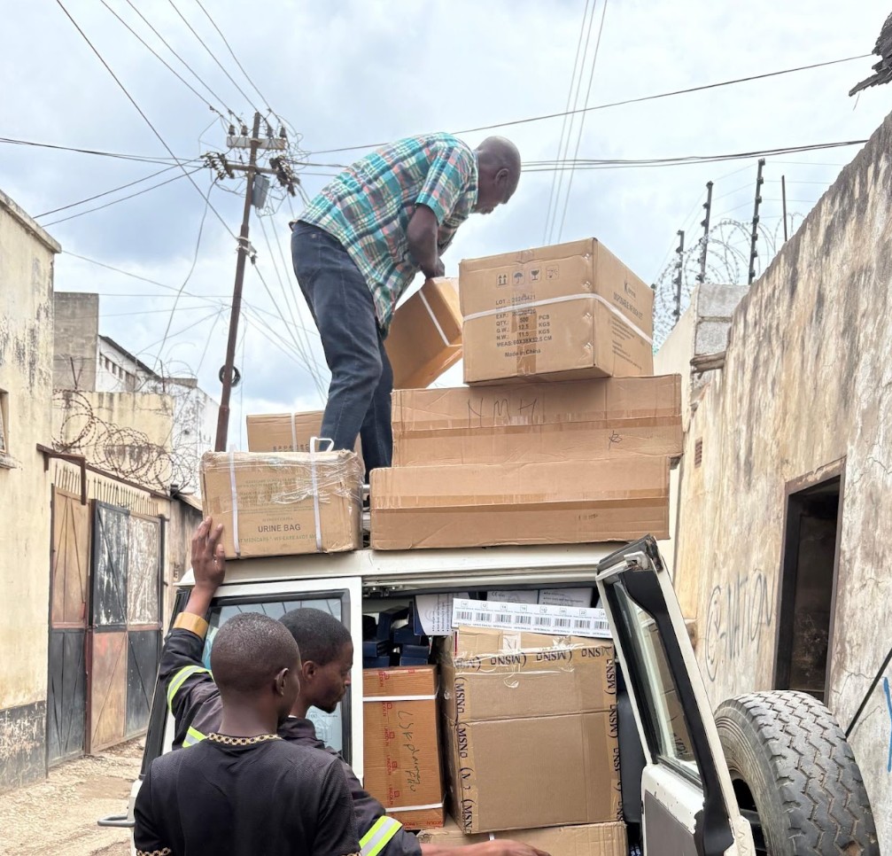 UTRIP AFRIKE SKOZI STETOSKOP_slike knjiga anamarija zalozba 5ka